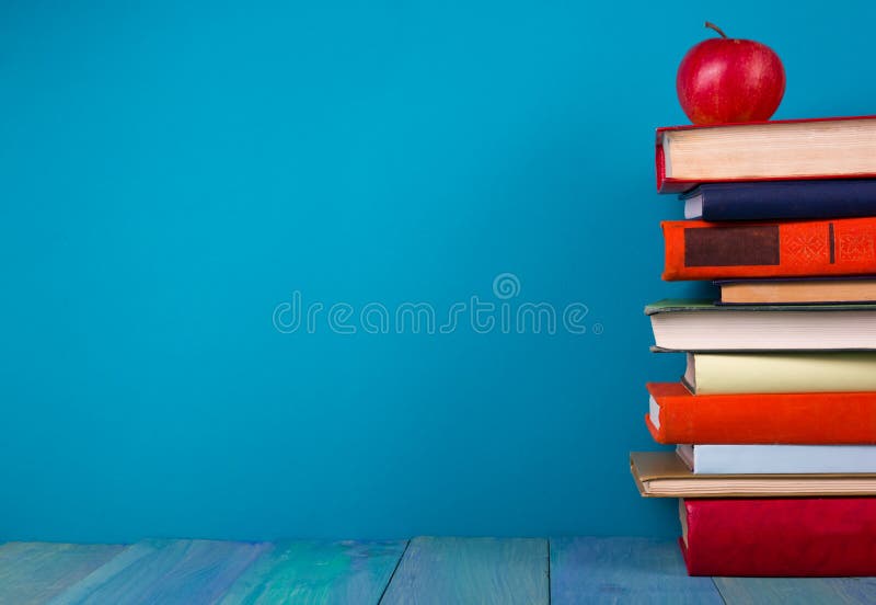 Σωρός των ζωηρόχρωμων βιβλίων, βρώμικο μπλε υπόβαθρο, ελεύθερο διάστημα αντιγράφων στοκ φωτογραφίες με δικαίωμα ελεύθερης χρήσης Σωρός των ζωηρόχρωμων βιβλίων, βρώμικο μπλε υπόβαθρο, ελεύθερο διάστημα αντιγράφων στοκ φωτογραφίες με δικαίωμα ελεύθερης χρήσης