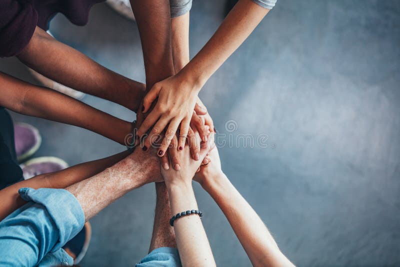 Σωρός των χεριών που παρουσιάζουν την ενότητα και ομαδική εργασία στοκ φωτογραφία με δικαίωμα ελεύθερης χρήσης