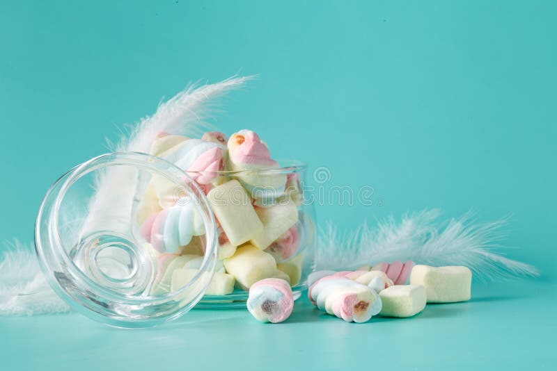 Σωρός χρωματισμένο στριμμένο marshmallow