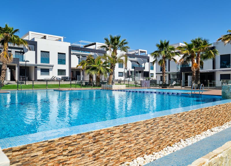 Σύγχρονα δημαρχεία με την πισίνα, Torrevieja, Ισπανία στοκ φωτογραφίες Σύγχρονα δημαρχεία με την πισίνα, Torrevieja, Ισπανία στοκ φωτογραφίες