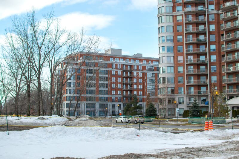Σύγχρονα κτήρια condo με τα τεράστια παράθυρα και τα μπαλκόνια και το βρώμικο χιόνι στοκ εικόνες Σύγχρονα κτήρια condo με τα τεράστια παράθυρα και τα μπαλκόνια και το βρώμικο χιόνι στοκ εικόνες