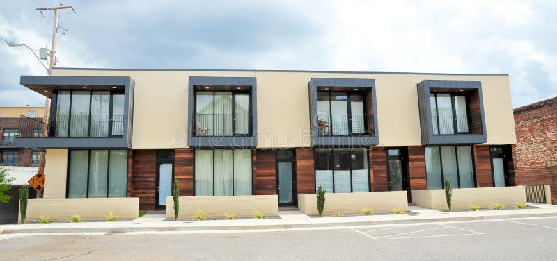 Σύγχρονα σπίτια διαμερισμάτων στοκ εικόνα με δικαίωμα ελεύθερης χρήσης Σύγχρονα σπίτια διαμερισμάτων στοκ εικόνα με δικαίωμα ελεύθερης χρήσης
