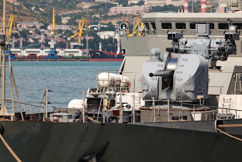 Σύγχρονα όπλα στο κατάστρωμα ενός στρατιωτικού πλοίου στοκ εικόνα Σύγχρονα όπλα στο κατάστρωμα ενός στρατιωτικού πλοίου στοκ εικόνα