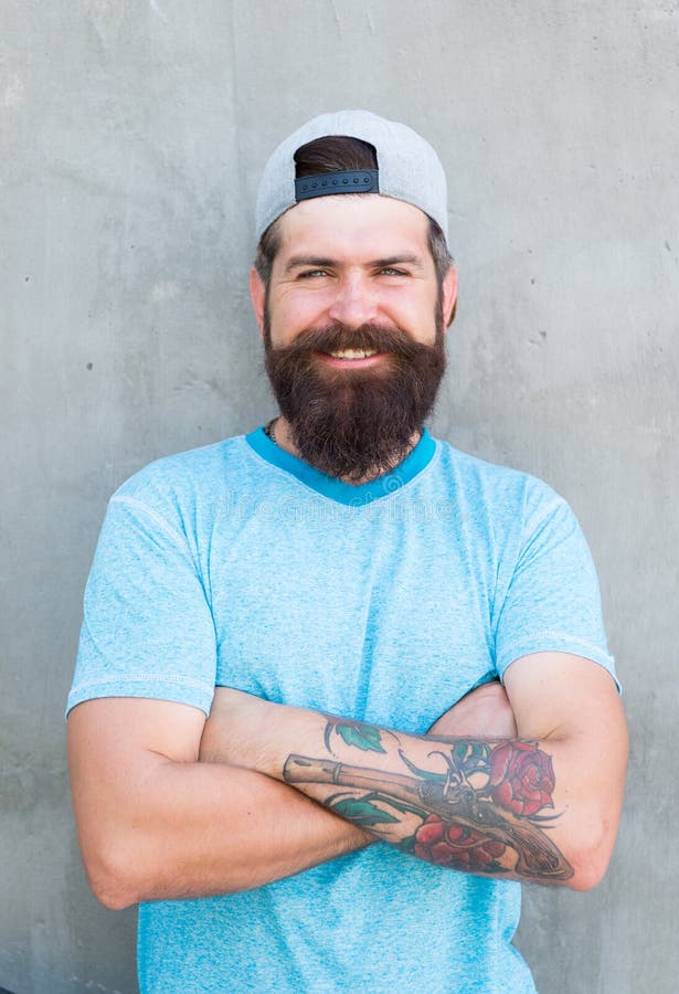 Σύγχρονη εξάρτηση τύπων E Τρόπος ζωής Hipster Δροσερός hipster με το μοντέρνο καπέλο του μπέιζμπολ ένδυσης γενειάδων r στοκ εικόνα με δικαίωμα ελεύθερης χρήσης Σύγχρονη εξάρτηση τύπων E Τρόπος ζωής Hipster Δροσερός hipster με το μοντέρνο καπέλο του μπέιζμπολ ένδυσης γενειάδων r στοκ εικόνα με δικαίωμα ελεύθερης χρήσης