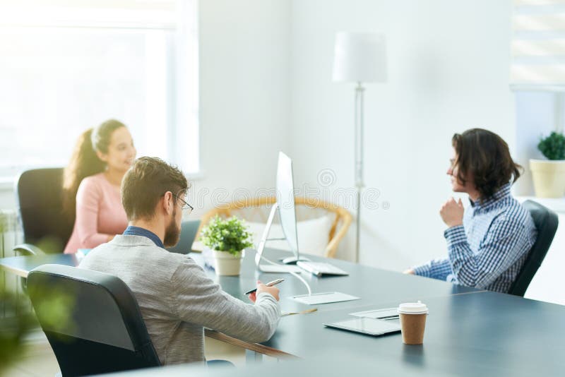 Σύγχρονη επιχειρησιακή συνεδρίαση των ανώτερων υπαλλήλων στοκ φωτογραφίες Σύγχρονη επιχειρησιακή συνεδρίαση των ανώτερων υπαλλήλων στοκ φωτογραφίες