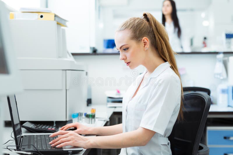 Σύγχρονη τεχνολογία στην επιστήμη Επιστήμονας που εισάγει τα στοιχεία των αποτελεσμάτων ανάλυσης ή έρευνας στο lap-top στο εργαστ στοκ φωτογραφία με δικαίωμα ελεύθερης χρήσης Σύγχρονη τεχνολογία στην επιστήμη Επιστήμονας που εισάγει τα στοιχεία των αποτελεσμάτων ανάλυσης ή έρευνας στο lap-top στο εργαστ στοκ φωτογραφία με δικαίωμα ελεύθερης χρήσης