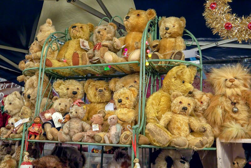 Σύγχρονο και εκλεκτής ποιότητας Teddy αντέχει για την πώληση στοκ φωτογραφία με δικαίωμα ελεύθερης χρήσης Σύγχρονο και εκλεκτής ποιότητας Teddy αντέχει για την πώληση στοκ φωτογραφία με δικαίωμα ελεύθερης χρήσης