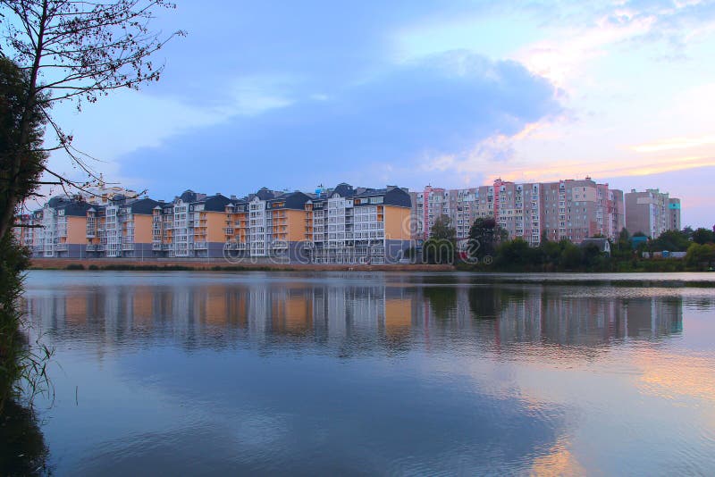 Σύγχρονο σπίτι Multistory στην τράπεζα λιμνών Σπίτι φραγμών κοντά στον ποταμό το βράδυ στοκ φωτογραφίες