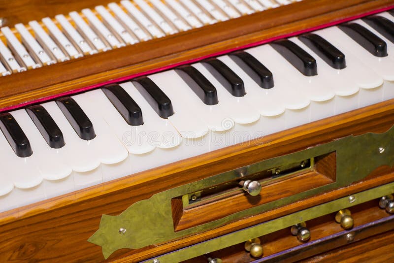 Σύγχρονο φορητό harmonium, παραδοσιακό μουσικό instrume πληκτρολογίων στοκ φωτογραφία