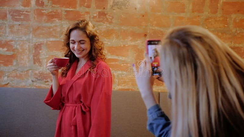 Σύγχρονος τρόπος ζωής καφέδων φωτογραφιών γυναικών ελεύθερου χρόνου φίλων