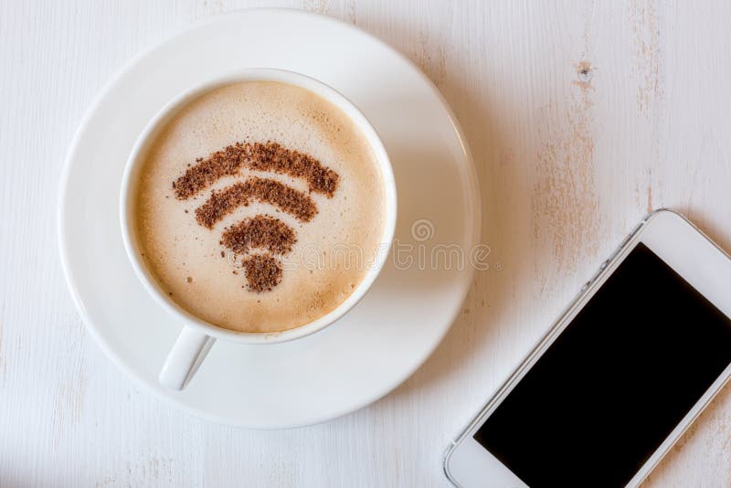 Σύμβολο WiFi φιαγμένο από σκόνη κανέλας ως διακόσμηση καφέ στο φλυτζάνι του cappuccino στοκ εικόνες με δικαίωμα ελεύθερης χρήσης