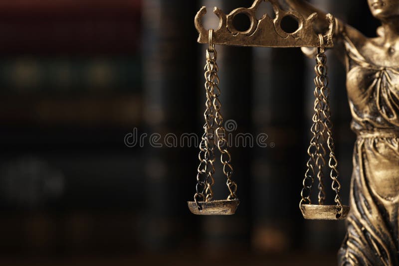 Σύμβολο δίκαιης μεταχείρισης ενώπιον του νόμου. Άγαλμα της Δικαιοσύνης σε θολό φόντο, κοντινό πλάνο με χώρο για κείμενο στοκ εικόνες