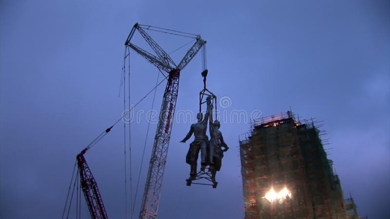 Σύμβολο του σοβιετικού εργαζομένου εποχής ` και του συλλογικών δρεπανιού και του σφυριού αγροτικών γυναικών ` απόθεμα βίντεο Σύμβολο του σοβιετικού εργαζομένου εποχής ` και του συλλογικών δρεπανιού και του σφυριού αγροτικών γυναικών ` απόθεμα βίντεο