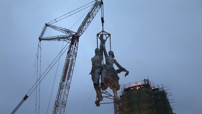 Σύμβολο του σοβιετικού εργαζομένου εποχής ` και του συλλογικών δρεπανιού και του σφυριού αγροτικών γυναικών ` φιλμ μικρού μήκους Σύμβολο του σοβιετικού εργαζομένου εποχής ` και του συλλογικών δρεπανιού και του σφυριού αγροτικών γυναικών ` φιλμ μικρού μήκους