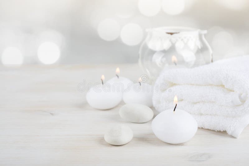 Σύνθεση θεραπείας θερέτρου SPA Καίγοντας κεριά, πέτρες, πετσέτα, αφηρημένα φω'τα στοκ φωτογραφίες με δικαίωμα ελεύθερης χρήσης Σύνθεση θεραπείας θερέτρου SPA Καίγοντας κεριά, πέτρες, πετσέτα, αφηρημένα φω'τα στοκ φωτογραφίες με δικαίωμα ελεύθερης χρήσης