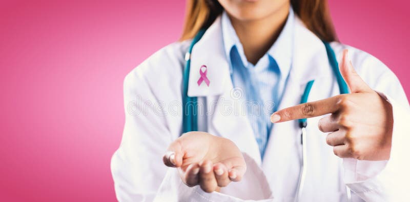 Σύνθετη εικόνα του μέσου τμήματος του θηλυκού γιατρού που παρουσιάζει κενό χέρι στοκ φωτογραφία με δικαίωμα ελεύθερης χρήσης