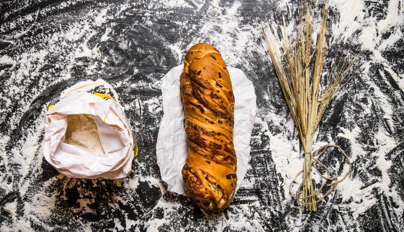 Σύνολο με το ciabatta, το αλεύρι και τα αυτιά του σίτου στοκ εικόνα με δικαίωμα ελεύθερης χρήσης Σύνολο με το ciabatta, το αλεύρι και τα αυτιά του σίτου στοκ εικόνα με δικαίωμα ελεύθερης χρήσης