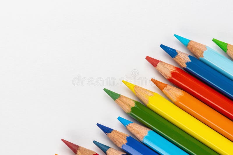 Σύνολο έγχρωμων μολυβιών Χρώματα ουράνιου τόξου Έγχρωμα μολύβια για τη σχεδίαση διαφορετικών χρωμάτων σε λευκό φόντο