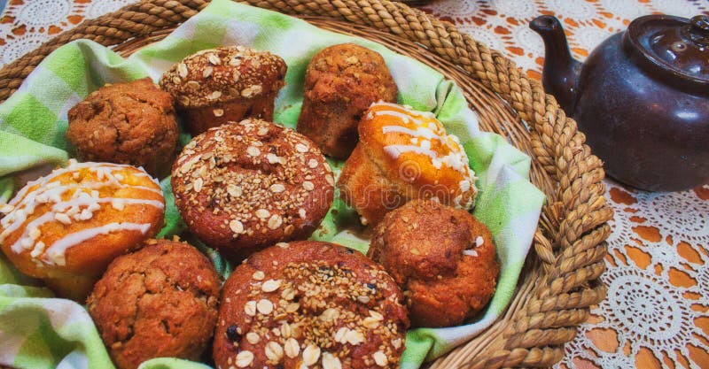 Σύνολο καλαθιών πρόσφατα ψημένα muffins σε έναν πίνακα με teapot στοκ φωτογραφία με δικαίωμα ελεύθερης χρήσης Σύνολο καλαθιών πρόσφατα ψημένα muffins σε έναν πίνακα με teapot στοκ φωτογραφία με δικαίωμα ελεύθερης χρήσης