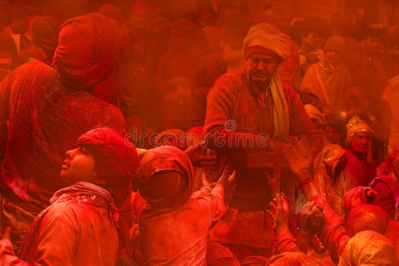Σύνολο του χρώματος, ινδό φεστιβάλ Holi στο ναό Radha Rani, Barsana, Ινδία στοκ εικόνα με δικαίωμα ελεύθερης χρήσης Σύνολο του χρώματος, ινδό φεστιβάλ Holi στο ναό Radha Rani, Barsana, Ινδία στοκ εικόνα με δικαίωμα ελεύθερης χρήσης