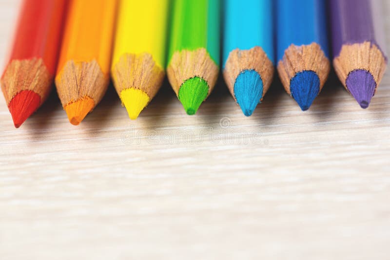 Σύνολο χρωματισμένων μολυβιών Χρώματα του ουράνιου τόξου Χρωματισμένα μολύβια για το σχεδιασμό των διαφορετικών χρωμάτων