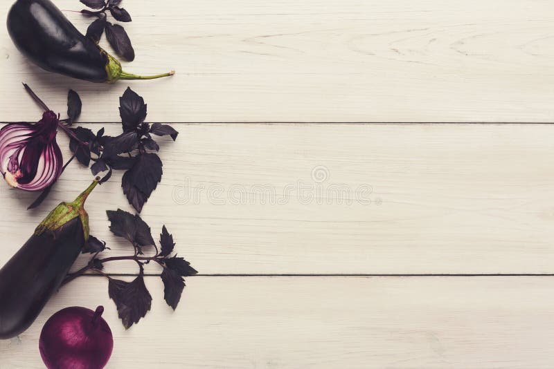 Σύνορα των διάφορων ιωδών λαχανικών στο άσπρο ξύλο στοκ εικόνες Σύνορα των διάφορων ιωδών λαχανικών στο άσπρο ξύλο στοκ εικόνες