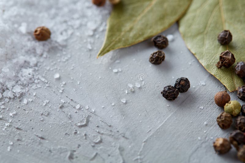 Σύσταση του φύλλου δαφνών κόλπων με peppercorn και του άλατος στο σκοτεινό υπόβαθρο, τοπ άποψη, κινηματογράφηση σε πρώτο πλάνο, ε στοκ φωτογραφία με δικαίωμα ελεύθερης χρήσης Σύσταση του φύλλου δαφνών κόλπων με peppercorn και του άλατος στο σκοτεινό υπόβαθρο, τοπ άποψη, κινηματογράφηση σε πρώτο πλάνο, ε στοκ φωτογραφία με δικαίωμα ελεύθερης χρήσης