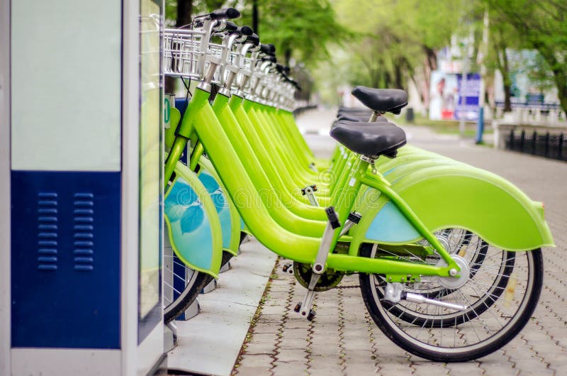 Σύστημα ενοικίου ποδηλάτων καθαρίστε οικολογικά τη μεταφορά διανομή ποδηλάτων στοκ εικόνες Σύστημα ενοικίου ποδηλάτων καθαρίστε οικολογικά τη μεταφορά διανομή ποδηλάτων στοκ εικόνες