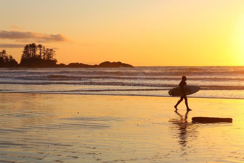 Τέλος της ημέρας - Surfer Left Chesterman Beach στο Sunset κοντά στο Tofino, Vancouver Island, British Columbia, Καναδάς