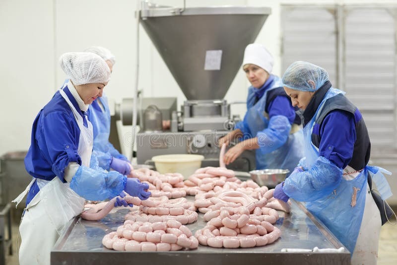 Τέμνον κρέας στο σφαγείο Το εργοστάσιο κρέατος και λουκάνικων