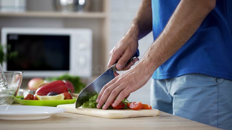 Τέμνοντα ντομάτες και μαρούλι ατόμων που προετοιμάζουν τη σαλάτα φρέσκων λαχανικών, υγιής κατανάλωση στοκ φωτογραφίες με δικαίωμα ελεύθερης χρήσης Τέμνοντα ντομάτες και μαρούλι ατόμων που προετοιμάζουν τη σαλάτα φρέσκων λαχανικών, υγιής κατανάλωση στοκ φωτογραφίες με δικαίωμα ελεύθερης χρήσης
