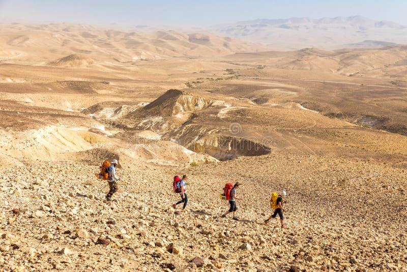 Τέσσερα backpackers που το ίχνος, έρημος Negev, Ισραήλ στοκ φωτογραφία με δικαίωμα ελεύθερης χρήσης Τέσσερα backpackers που το ίχνος, έρημος Negev, Ισραήλ στοκ φωτογραφία με δικαίωμα ελεύθερης χρήσης
