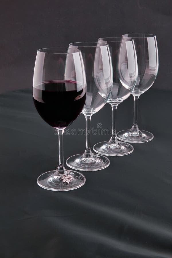 Τέσσερα wineglasses στο μαύρο υπόβαθρο στο στούντιο στοκ φωτογραφία Τέσσερα wineglasses στο μαύρο υπόβαθρο στο στούντιο στοκ φωτογραφία