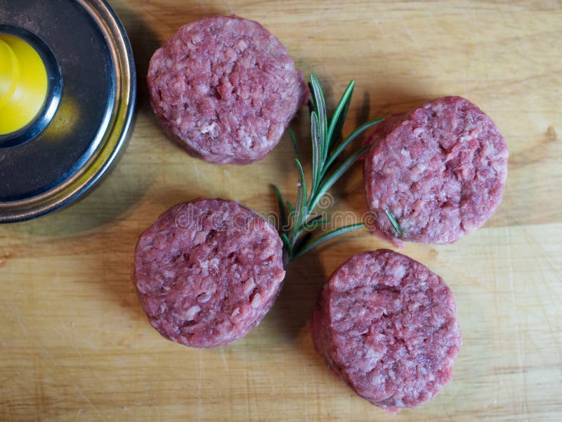 Τέσσερα ακατέργαστα μίνι burgers στοκ φωτογραφίες με δικαίωμα ελεύθερης χρήσης Τέσσερα ακατέργαστα μίνι burgers στοκ φωτογραφίες με δικαίωμα ελεύθερης χρήσης