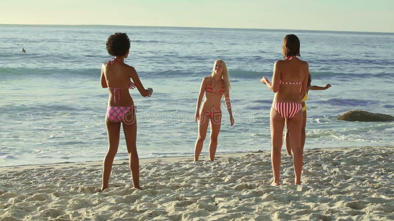Τέσσερα κορίτσια που παίζουν Frisbee από κοινού