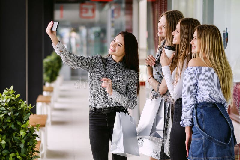 Τέσσερα όμορφα κορίτσια που κάνουν selfie στο εμπορικό κέντρο στοκ φωτογραφίες Τέσσερα όμορφα κορίτσια που κάνουν selfie στο εμπορικό κέντρο στοκ φωτογραφίες
