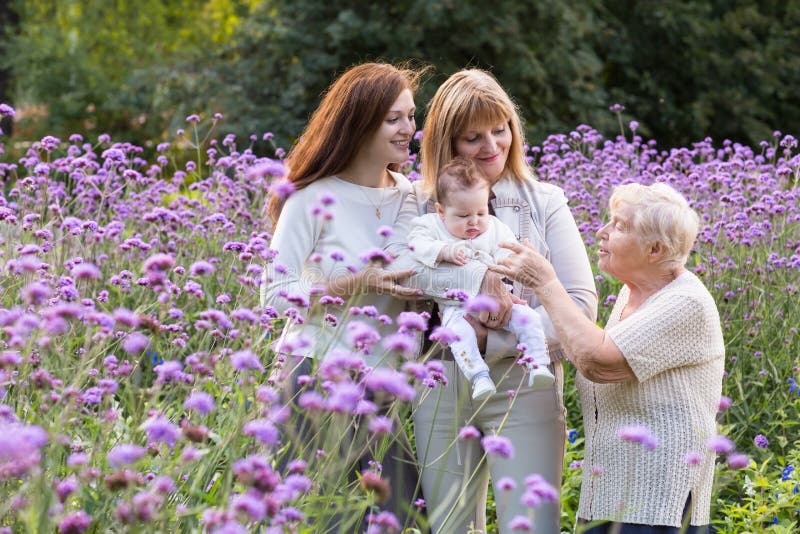 Τέσσερις γενεές των γυναικών σε έναν όμορφο lavender τομέα στοκ εικόνες με δικαίωμα ελεύθερης χρήσης