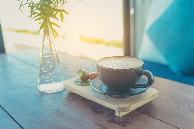Τέχνη καφέ Latte στο καφετί φλυτζάνι στοκ εικόνα με δικαίωμα ελεύθερης χρήσης Τέχνη καφέ Latte στο καφετί φλυτζάνι στοκ εικόνα με δικαίωμα ελεύθερης χρήσης