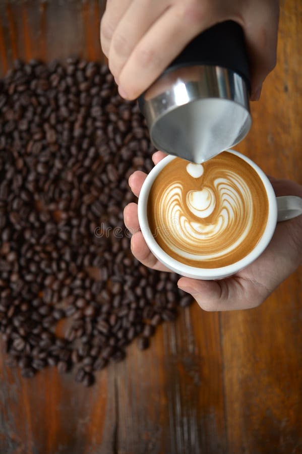 Τέχνη φλιτζανιών του καφέ latte που κάνει από το barista στο παλαιό ξύλινο backgrou στοκ εικόνες με δικαίωμα ελεύθερης χρήσης
