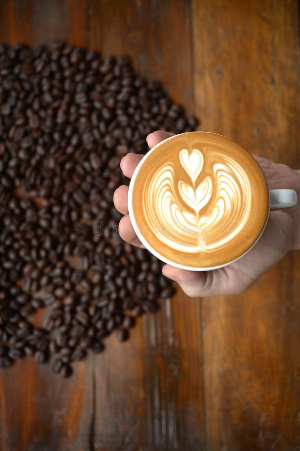 Τέχνη φλιτζανιών του καφέ latte που κάνει από το barista στο παλαιό ξύλινο backgrou στοκ φωτογραφία με δικαίωμα ελεύθερης χρήσης