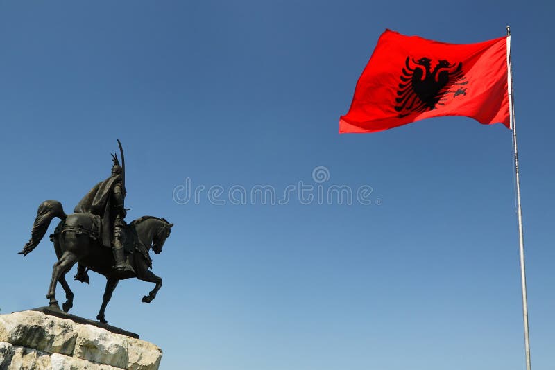 Τίρανα, Αλβανία, Μνημείο του Σκεντέρμπεη και Εθνική Σημαία στοκ φωτογραφίες με δικαίωμα ελεύθερης χρήσης