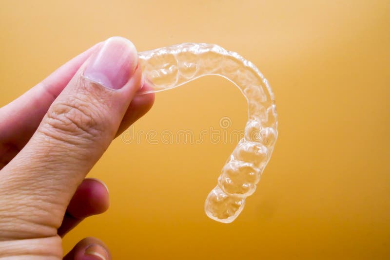 Τα teeths υπηρετών Invisalign, αυτό είναι ένας εξοπλισμός γιατί το orthodontist δίνει τον ασθενή στη orthodontic χειρουργική επέμ στοκ φωτογραφία με δικαίωμα ελεύθερης χρήσης Τα teeths υπηρετών Invisalign, αυτό είναι ένας εξοπλισμός γιατί το orthodontist δίνει τον ασθενή στη orthodontic χειρουργική επέμ στοκ φωτογραφία με δικαίωμα ελεύθερης χρήσης