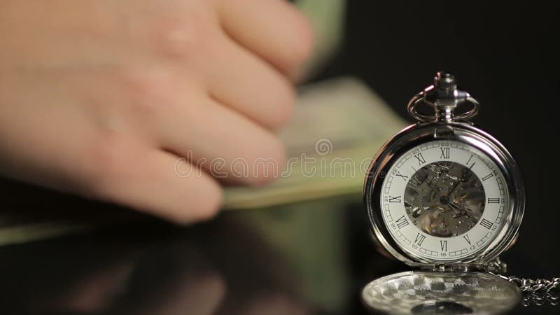 Τα αρσενικά χέρια που μετρούν τα χρήματα πίσω από το ακριβό ρολόι τσεπών, δεν σπαταλούν το χρόνο σας απόθεμα βίντεο