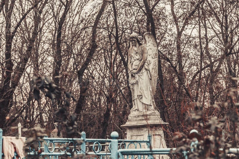 Τα αρχαία μνημεία ταφοπετρών νεκροταφείων των πνευμάτων φαντασμάτων μυστηρίου μυστικισμού αγγέλων φέρνουν το θάνατο στοκ εικόνες Τα αρχαία μνημεία ταφοπετρών νεκροταφείων των πνευμάτων φαντασμάτων μυστηρίου μυστικισμού αγγέλων φέρνουν το θάνατο στοκ εικόνες