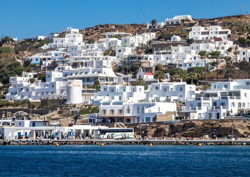 Τα ασπρουλιωμένα κτίρια της Ελληνικής Νήσου της Μύκονος στοκ φωτογραφίες με δικαίωμα ελεύθερης χρήσης Τα ασπρουλιωμένα κτίρια της Ελληνικής Νήσου της Μύκονος στοκ φωτογραφίες με δικαίωμα ελεύθερης χρήσης