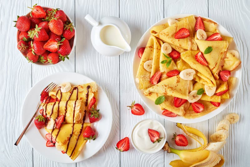 Τα γαλλικά crepes σε ένα πιάτο με τις φράουλες στοκ εικόνες με δικαίωμα ελεύθερης χρήσης