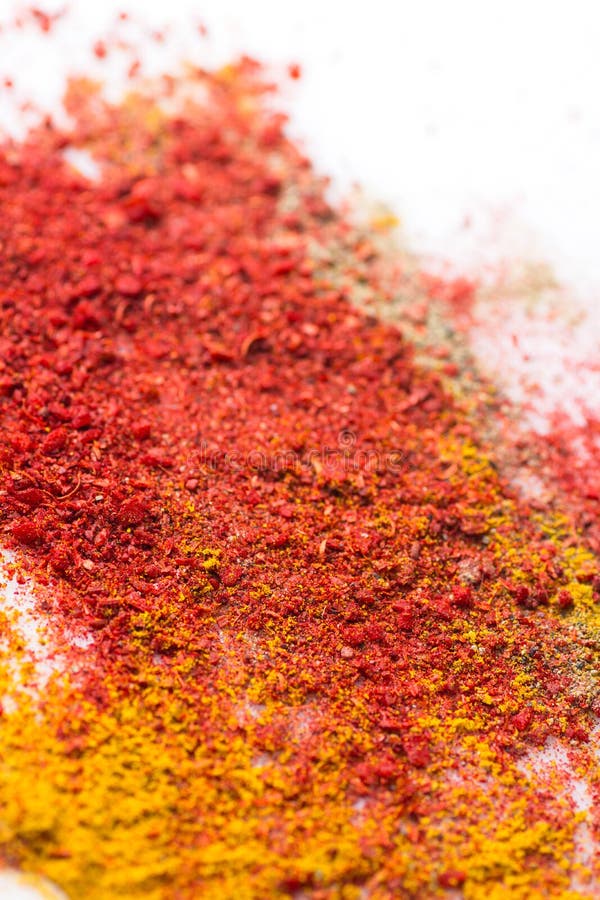 Τα διαφορετικά είδη ασιατικού Turmeric πιπεριών τσίλι επίγειας κόκκινου πάπρικας καρυκευμάτων καυτού κάρρυ ανέτρεψαν το άσπρο υπό στοκ φωτογραφίες με δικαίωμα ελεύθερης χρήσης Τα διαφορετικά είδη ασιατικού Turmeric πιπεριών τσίλι επίγειας κόκκινου πάπρικας καρυκευμάτων καυτού κάρρυ ανέτρεψαν το άσπρο υπό στοκ φωτογραφίες με δικαίωμα ελεύθερης χρήσης