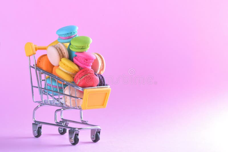 Τα ζωηρόχρωμα macarons ή macaroons στο γλυκό επιδορπίων κάρρων αγορών είναι στοκ εικόνα με δικαίωμα ελεύθερης χρήσης Τα ζωηρόχρωμα macarons ή macaroons στο γλυκό επιδορπίων κάρρων αγορών είναι στοκ εικόνα με δικαίωμα ελεύθερης χρήσης