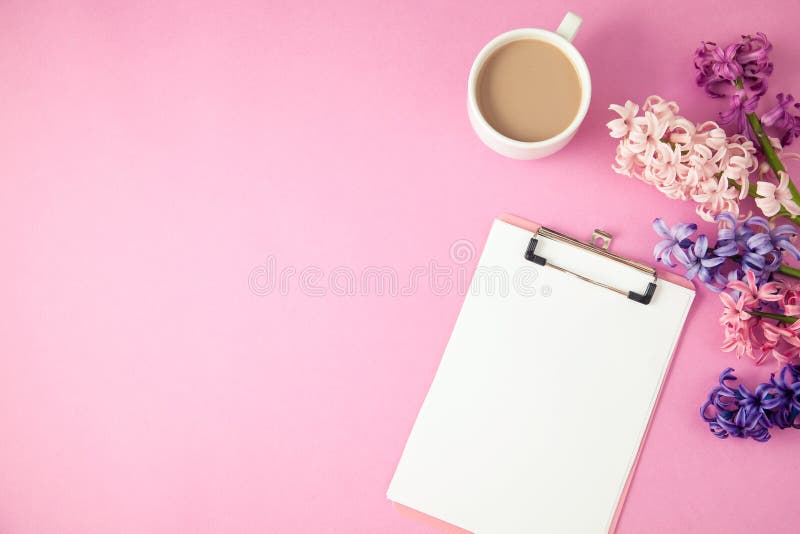 Τα ιώδη λουλούδια, coffe και το σημειωματάριο σε μια ιώδη άνοιξη υποβάθρου, επίπεδο θερινής έννοιας βάζουν τη τοπ άποψη Copyspace στοκ εικόνες Τα ιώδη λουλούδια, coffe και το σημειωματάριο σε μια ιώδη άνοιξη υποβάθρου, επίπεδο θερινής έννοιας βάζουν τη τοπ άποψη Copyspace στοκ εικόνες