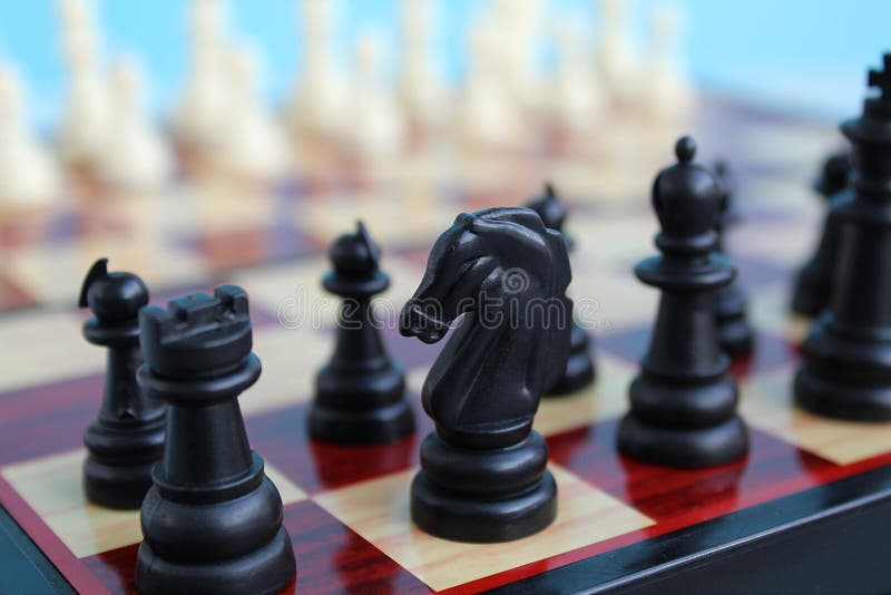Τα κομμάτια σκακιού τοποθετούνται σε έναν ελεγμένο πίνακα για την έναρξη ενός παιχνιδιού στοκ εικόνες Τα κομμάτια σκακιού τοποθετούνται σε έναν ελεγμένο πίνακα για την έναρξη ενός παιχνιδιού στοκ εικόνες